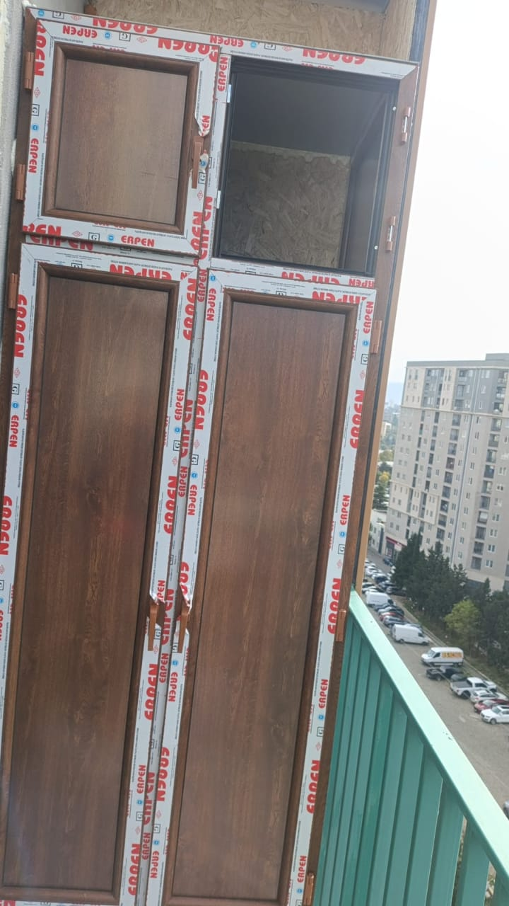 ორფრთიანი კარი და ფანჯარა — საცხოვრებელი